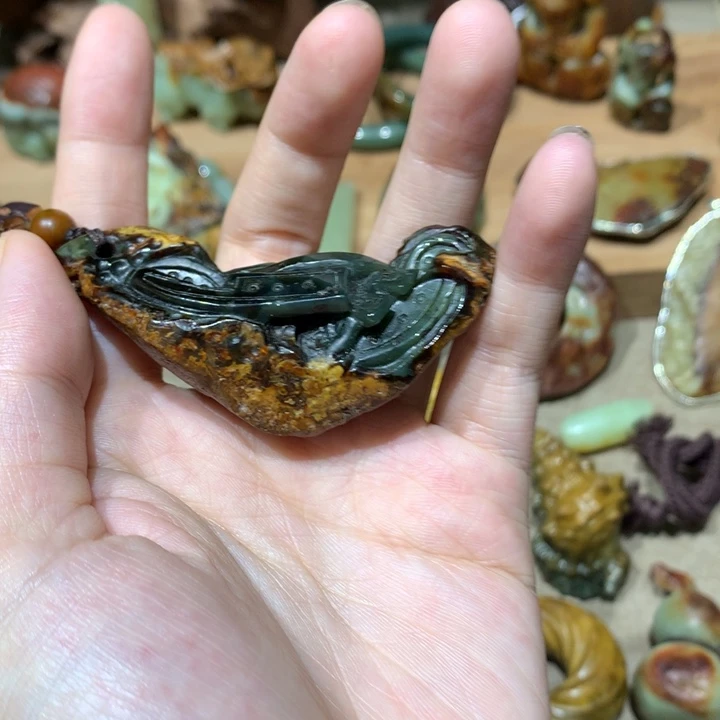 未镶嵌岫岩河磨玉(透闪石质玉)挂件