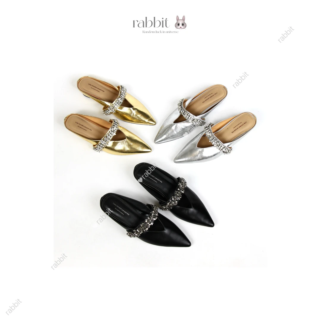 兔子plus | 雪花落在脚背上的一双拖鞋