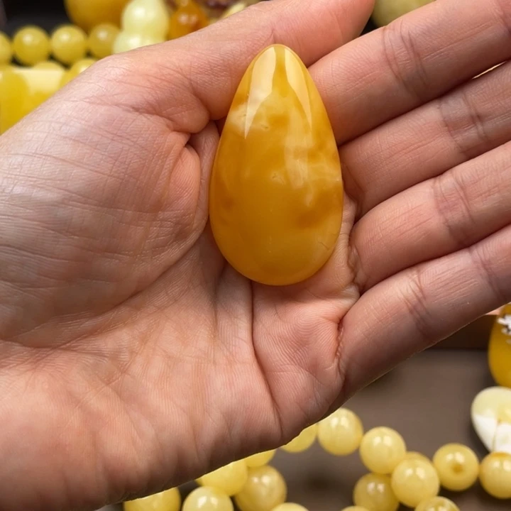 琥珀未镶嵌颈饰蜜蜡