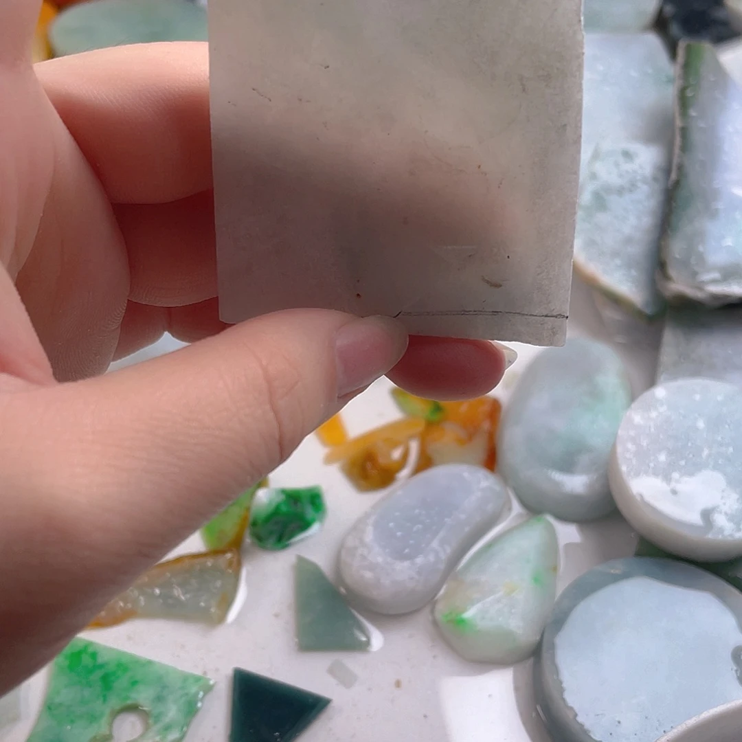 颈饰未镶嵌翡翠。