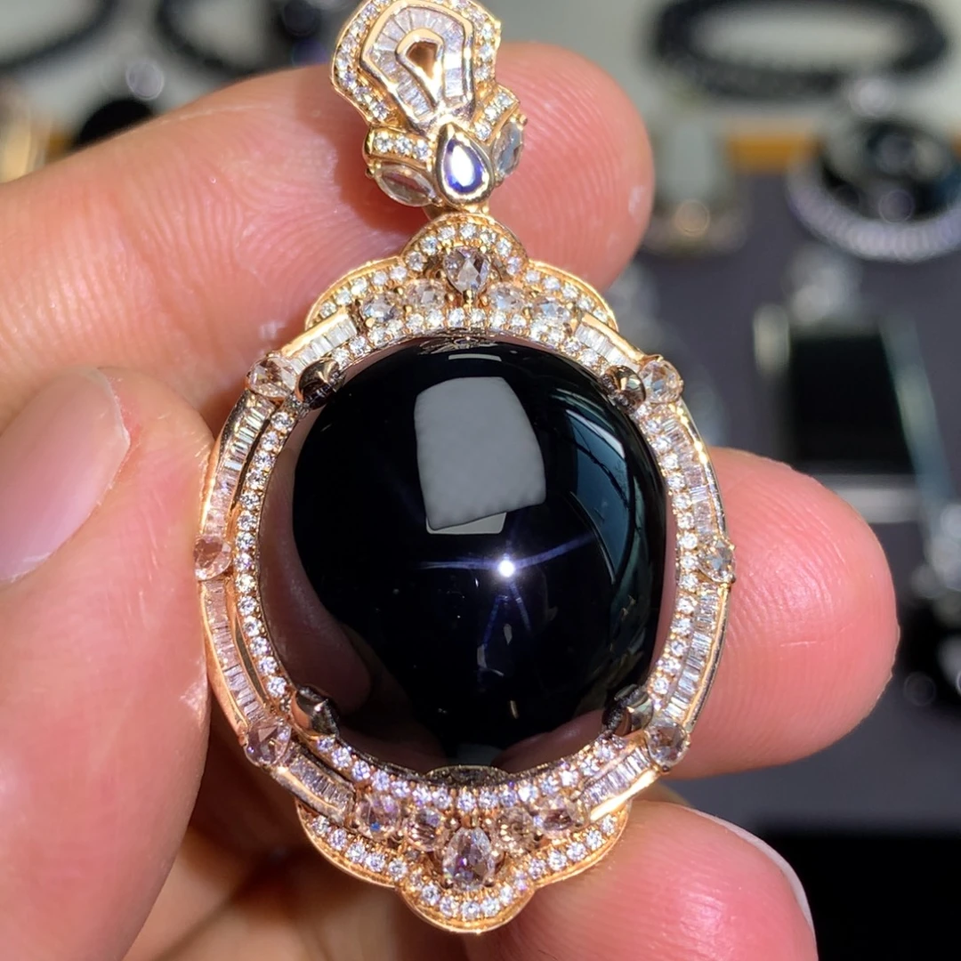 翡翠18K金镶嵌颈饰墨翠蛋面