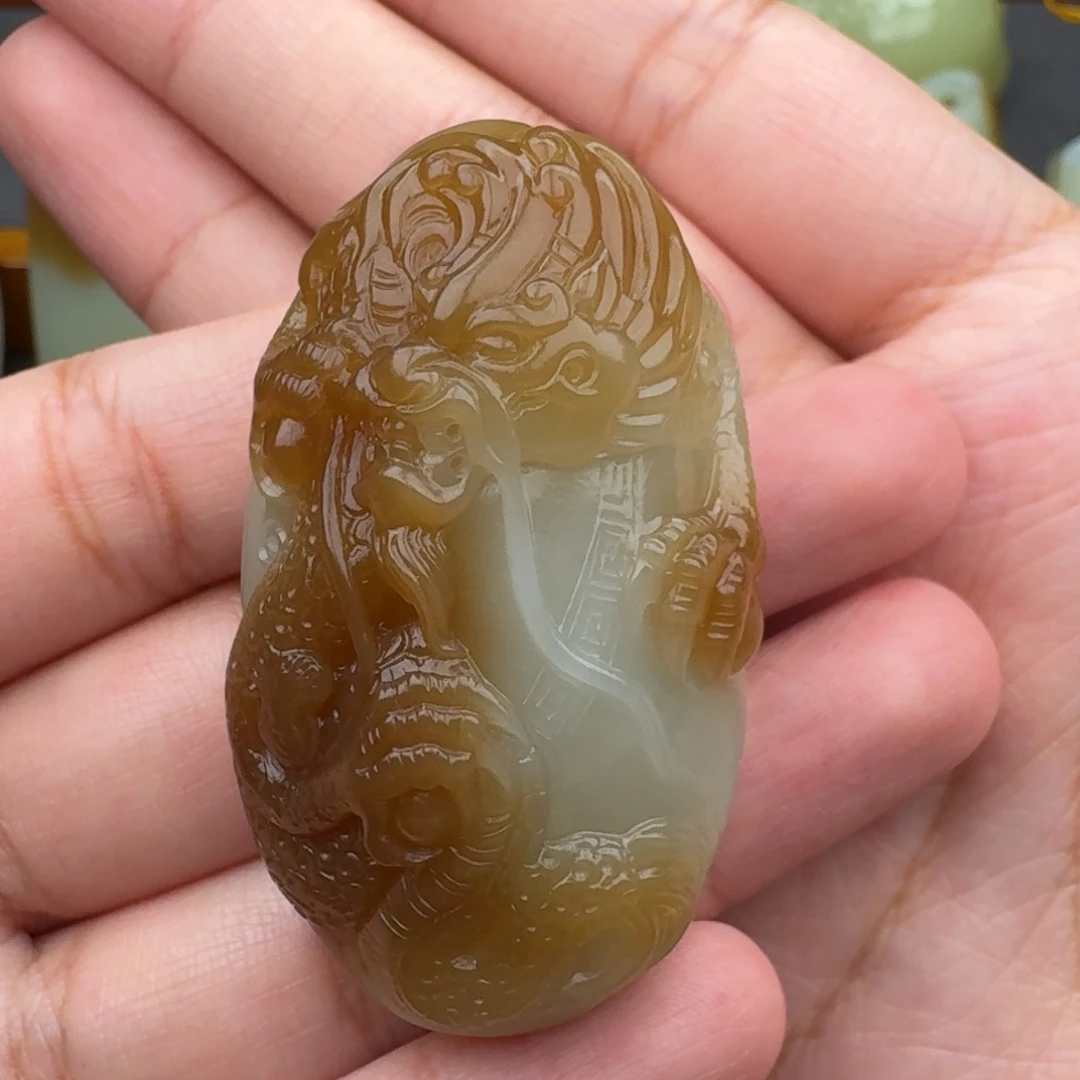 卓***凡和田玉未镶嵌颈饰