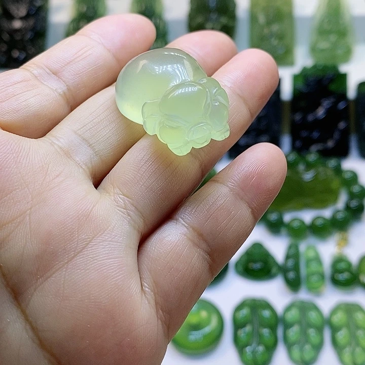 蛇纹石玉颈饰未镶嵌