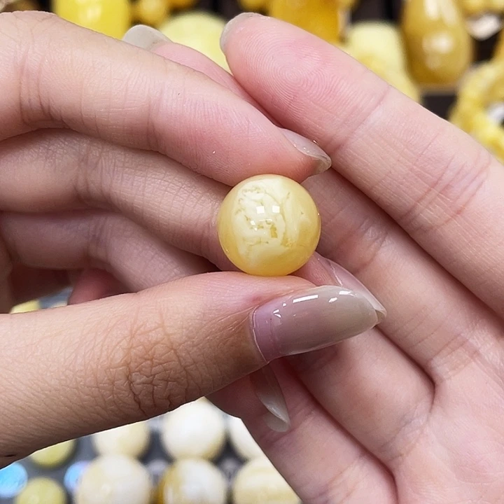 琥珀未镶嵌裸石13.9mm瑕 209