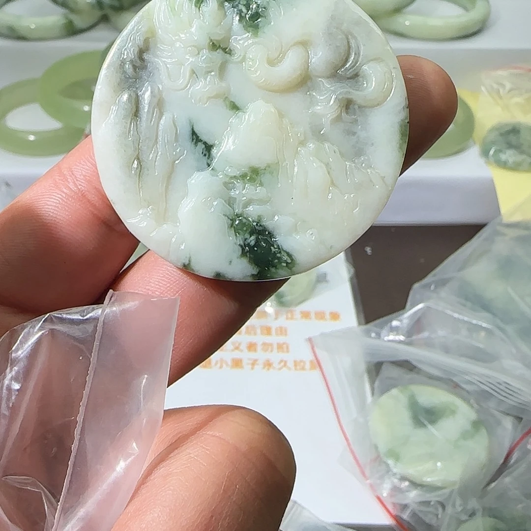 蛇纹石玉未镶嵌颈饰山水龙