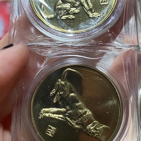 其他普通金属1994年狗年纪念章2枚