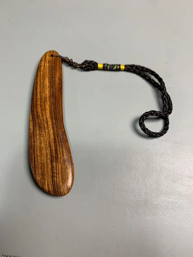 正宗海黄小挂件，纹理漂亮，尺寸7×3×0.4.喜欢的留言