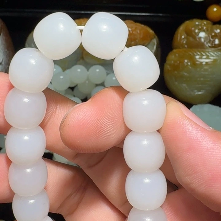 面***海和田玉未镶嵌颈饰