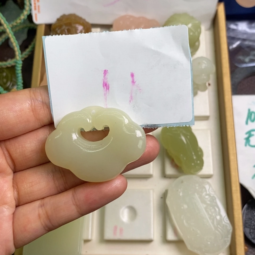猪***窝未镶嵌蛇纹石玉颈饰11