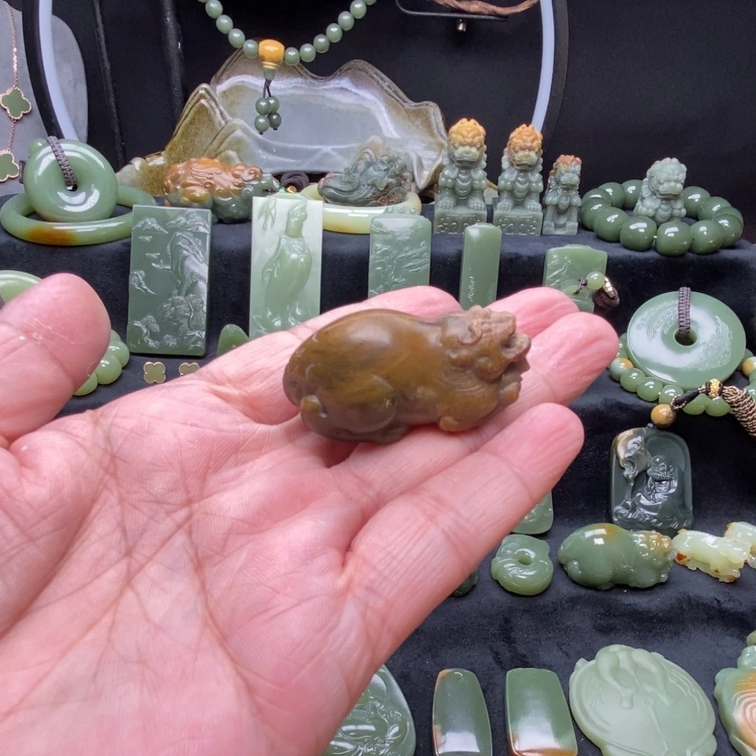 未镶嵌岫岩河磨玉（透闪石质玉）挂件