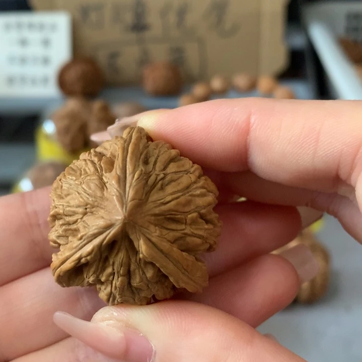 鸿***吊坠文玩核桃异形单只，有瑕疵