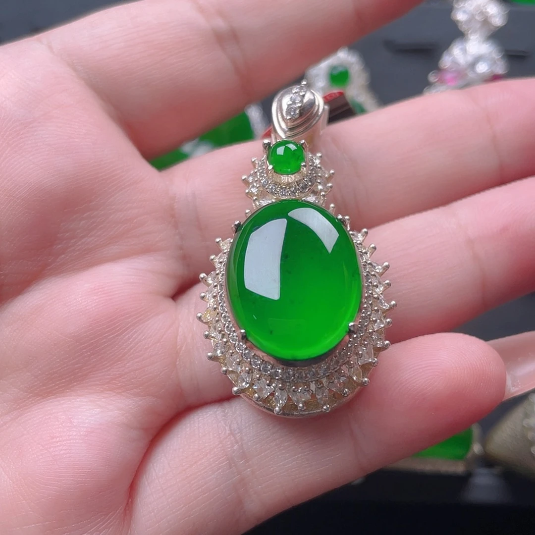 颈饰未镶嵌翡翠鸽子蛋