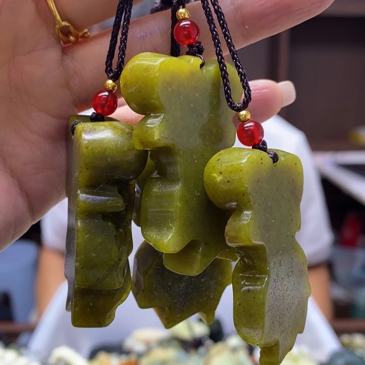 若***溪蛇纹石玉未镶嵌颈饰