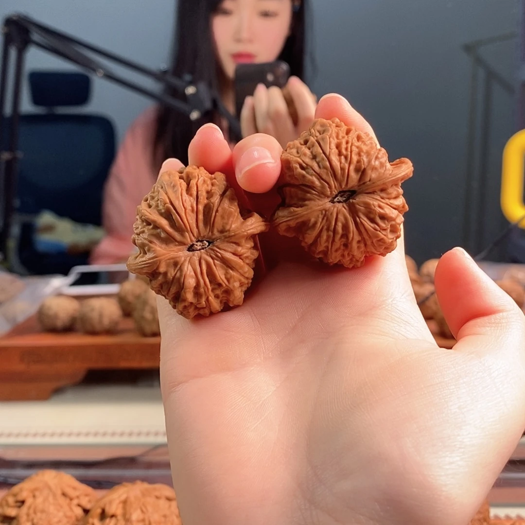 文玩核桃吊坠血麒麟