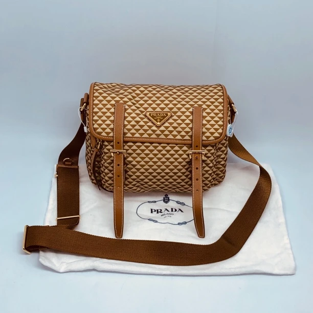 99新 Prada/普拉达 双扣单肩包/4605号