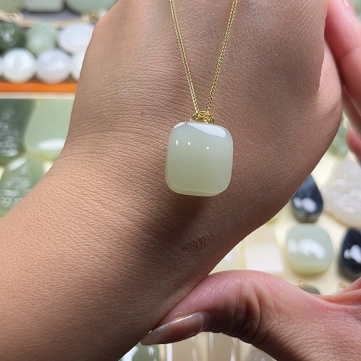 颈饰18K金镶嵌和田玉