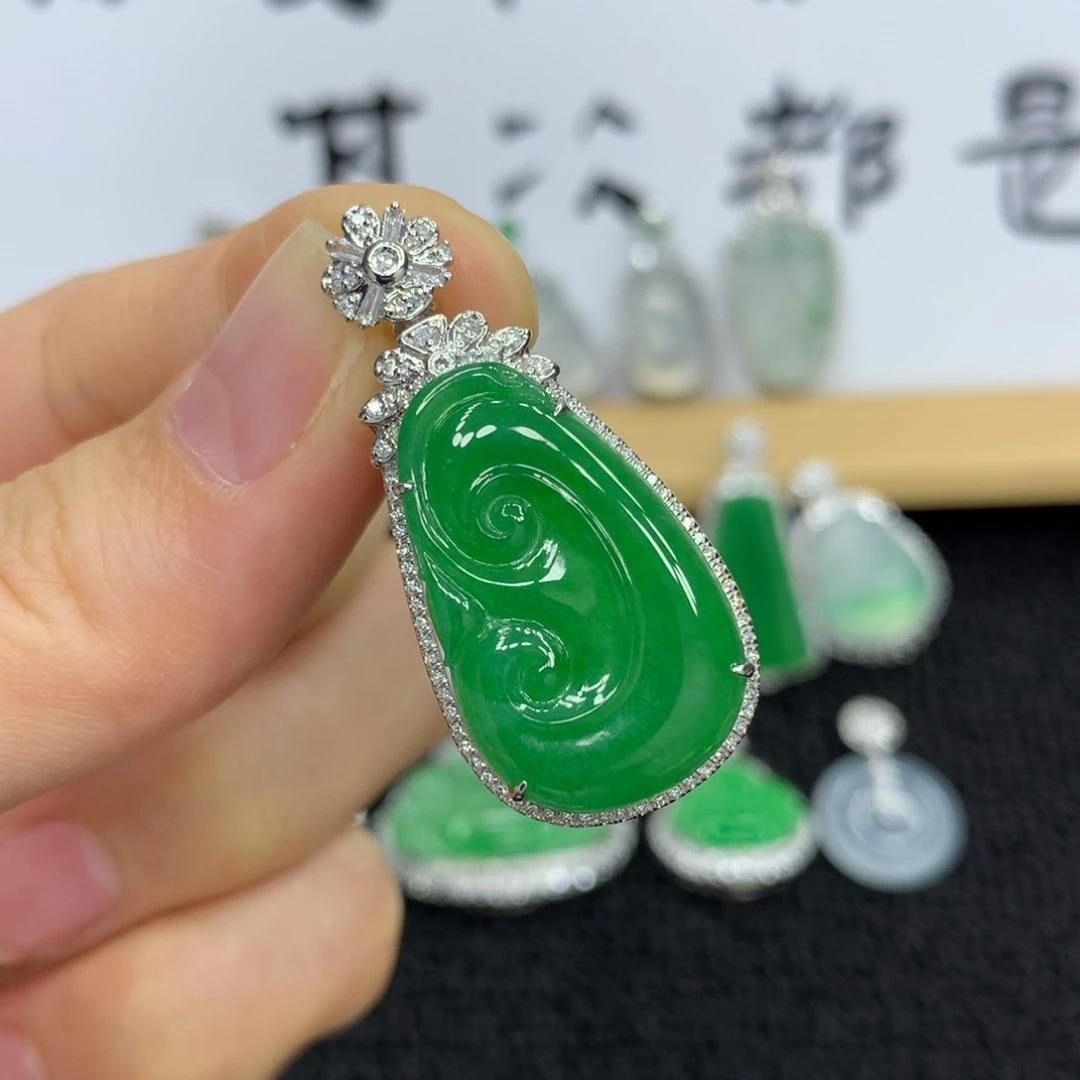 翡翠18K金镶嵌颈饰如意