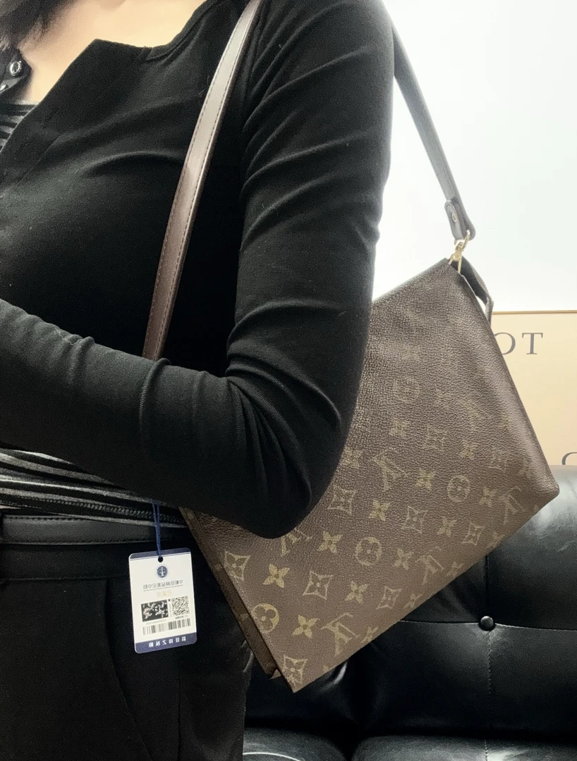 95新 LouisVuitton/路易威登 老花洗漱包单肩包/秋境09682