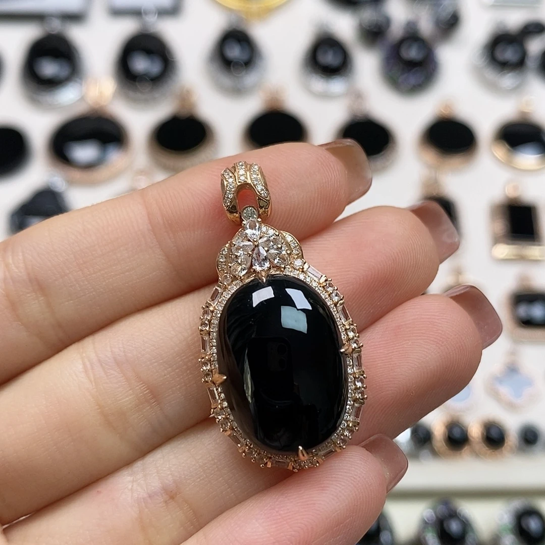 翡翠18K金镶嵌颈饰