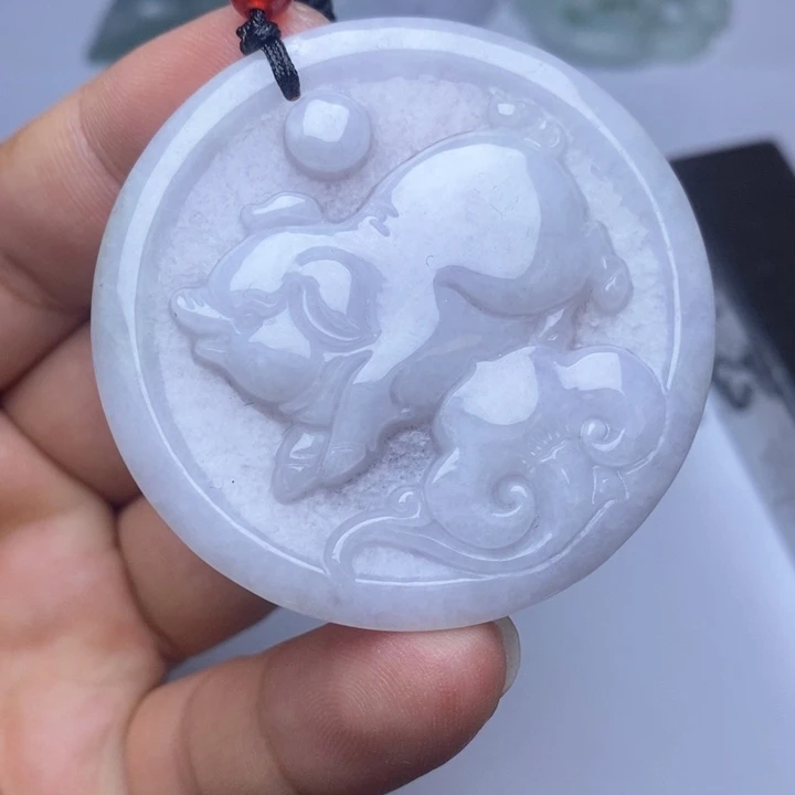 颈饰未镶嵌翡翠翡翠。
