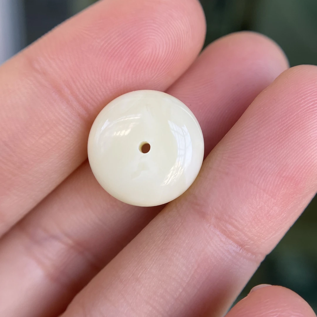 蜜蜡奶白蜡扣子隔珠15.3×7.6mm，蜡质各方面都挺好，无优化保天然