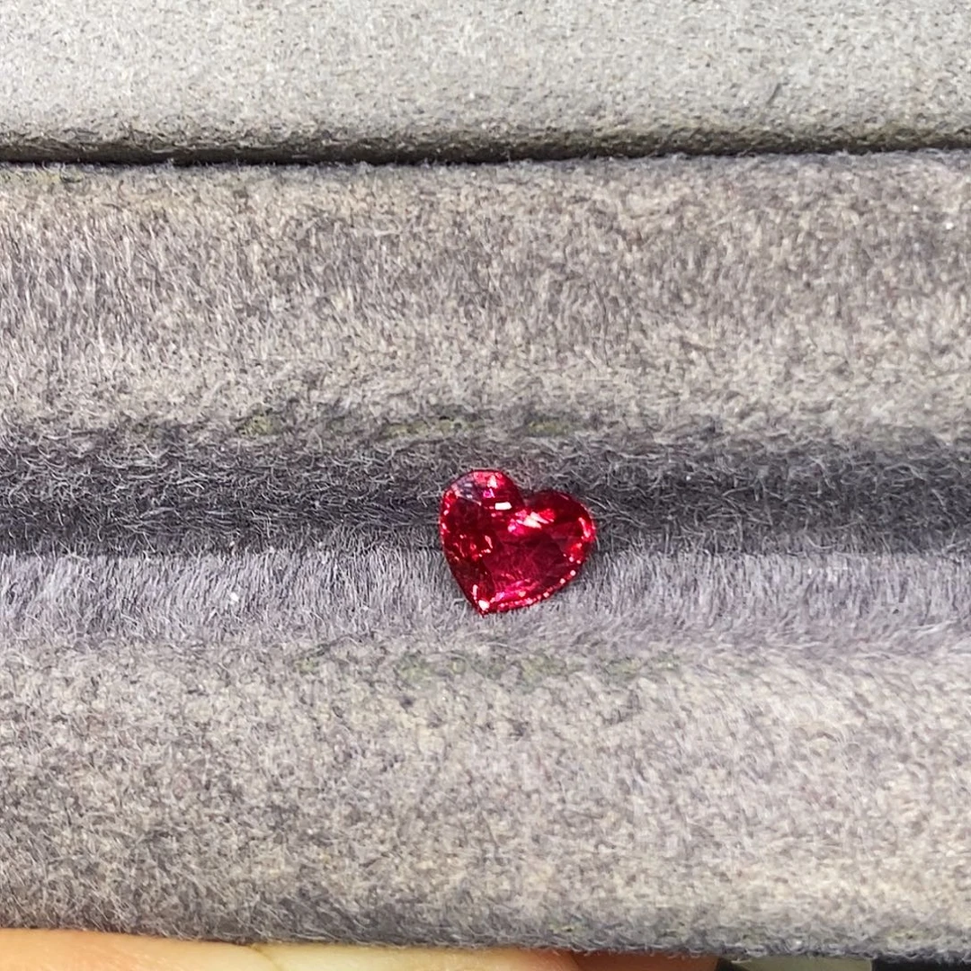 尖晶石裸石1.01克拉天然玻璃体满火彩满荧光绝地武士