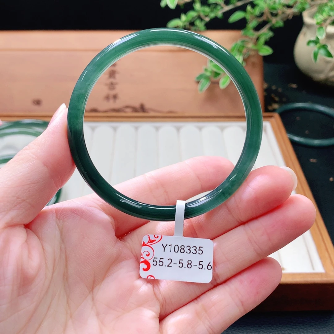 翡翠未镶嵌手镯（圆镯）