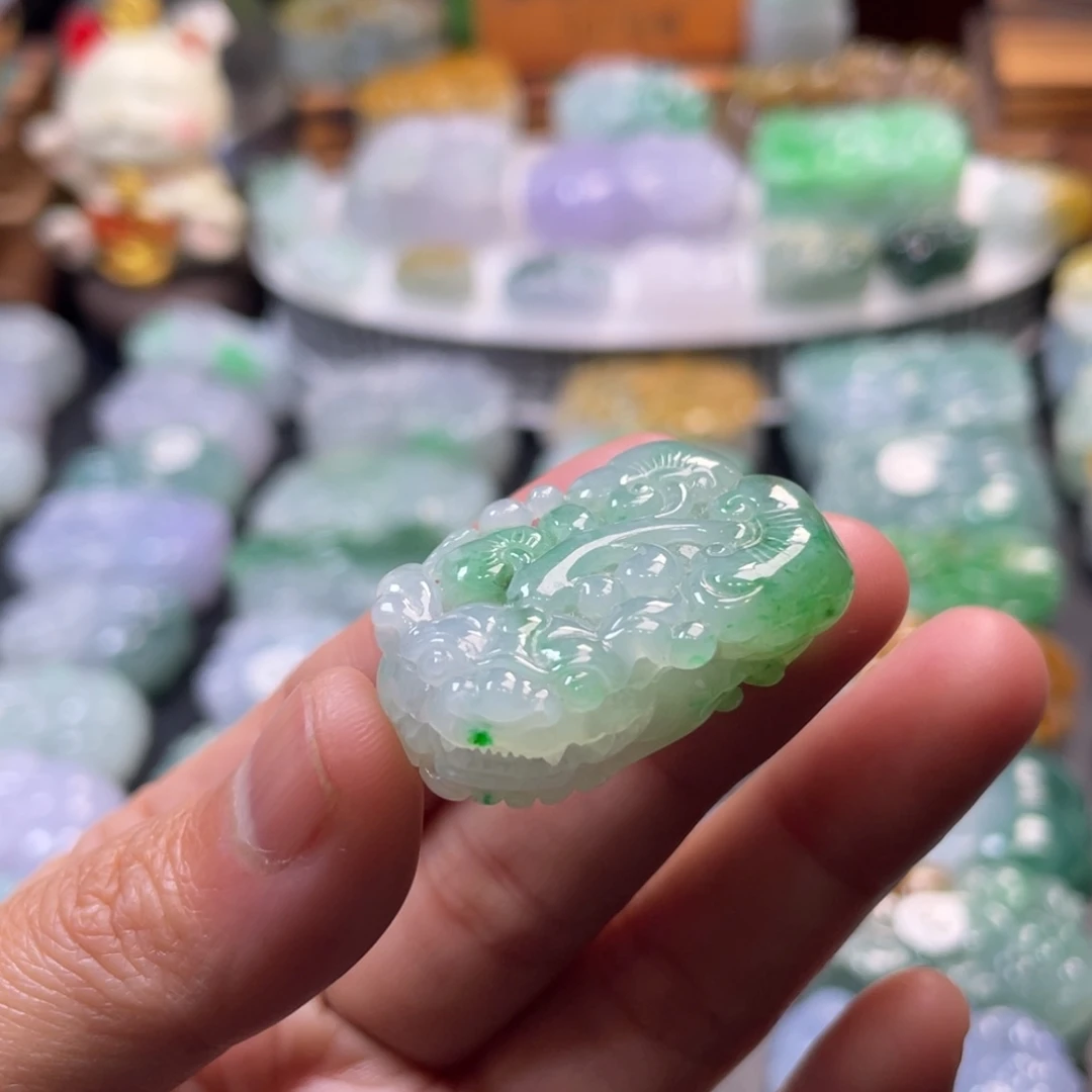 翡翠未镶嵌颈饰貔貅