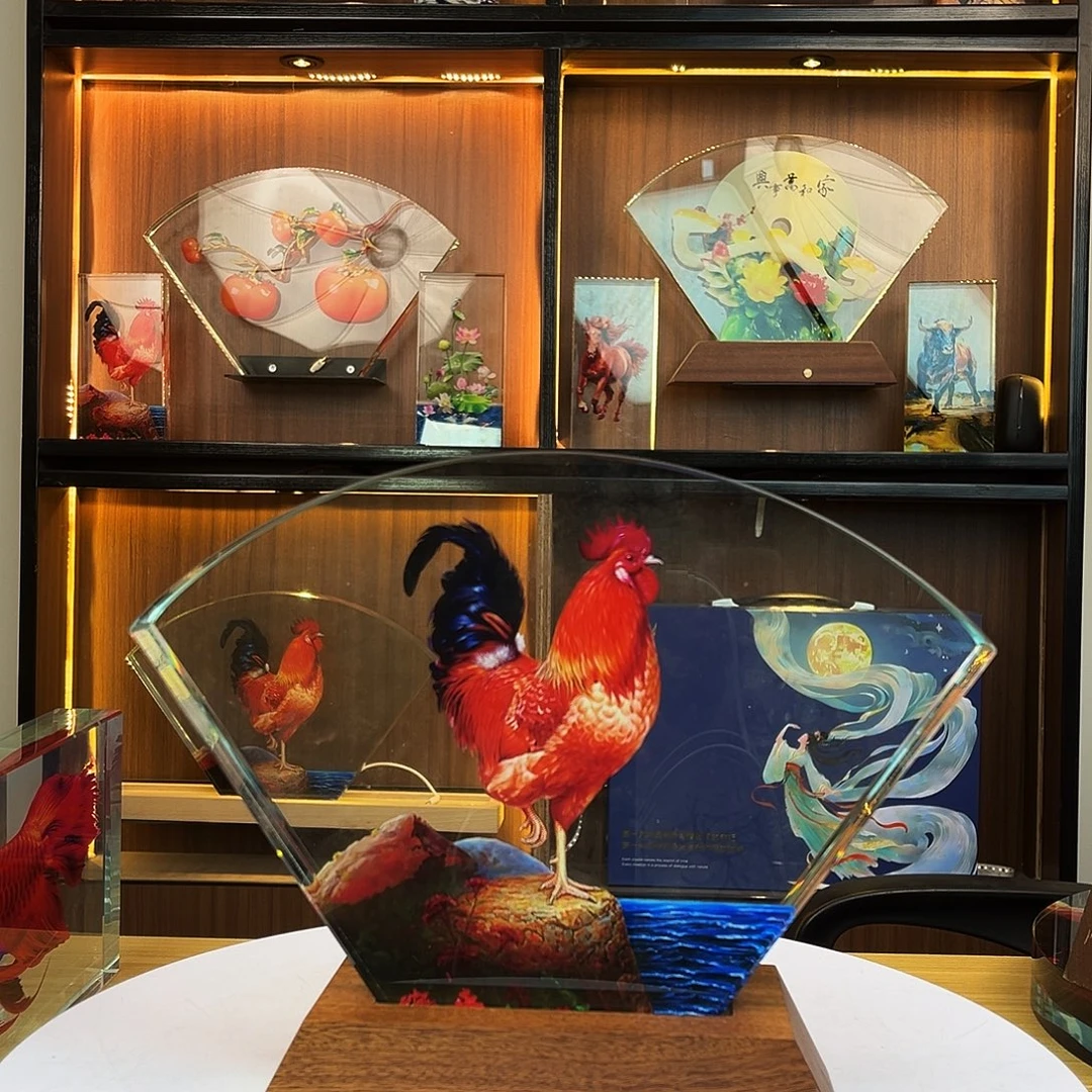 人造水晶两个扇形公鸡和红龙鱼