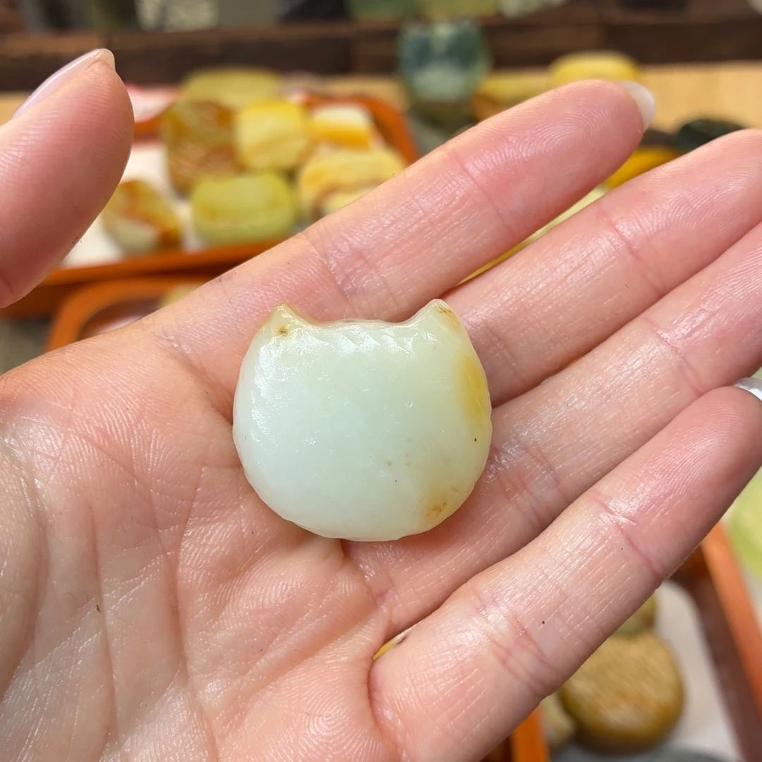 因***果蛇纹石玉未镶嵌颈饰