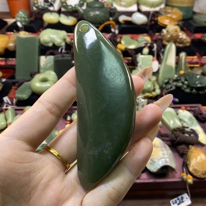 未镶嵌岫岩老玉（透闪石质玉）把件