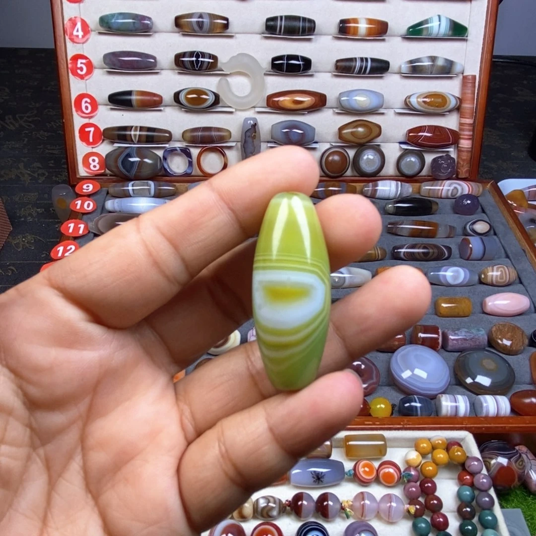 未镶嵌玛瑙/玉髓珠宝奇石午****旁