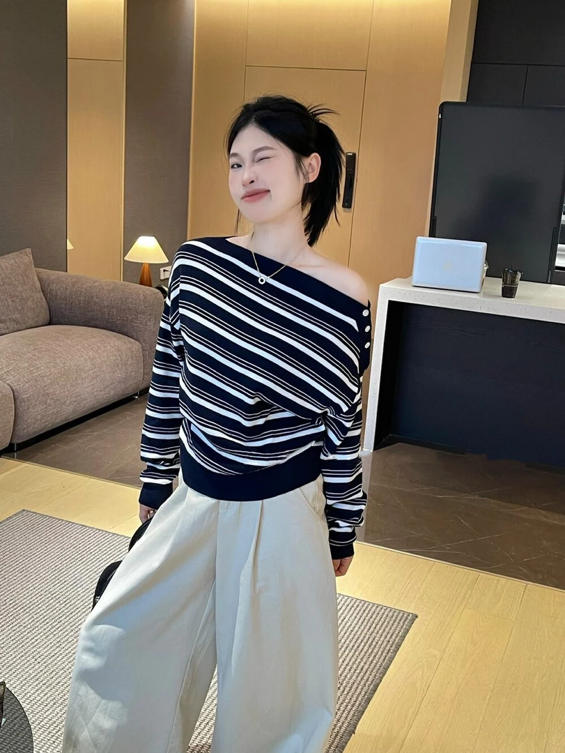 KISSSISTER-肩露锁骨长袖T纽扣点缀宽松条纹撞色条纹显瘦早秋上衣