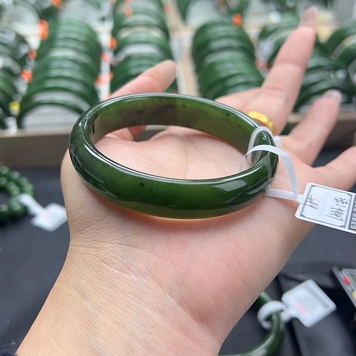 莫***墨和田玉未镶嵌手镯