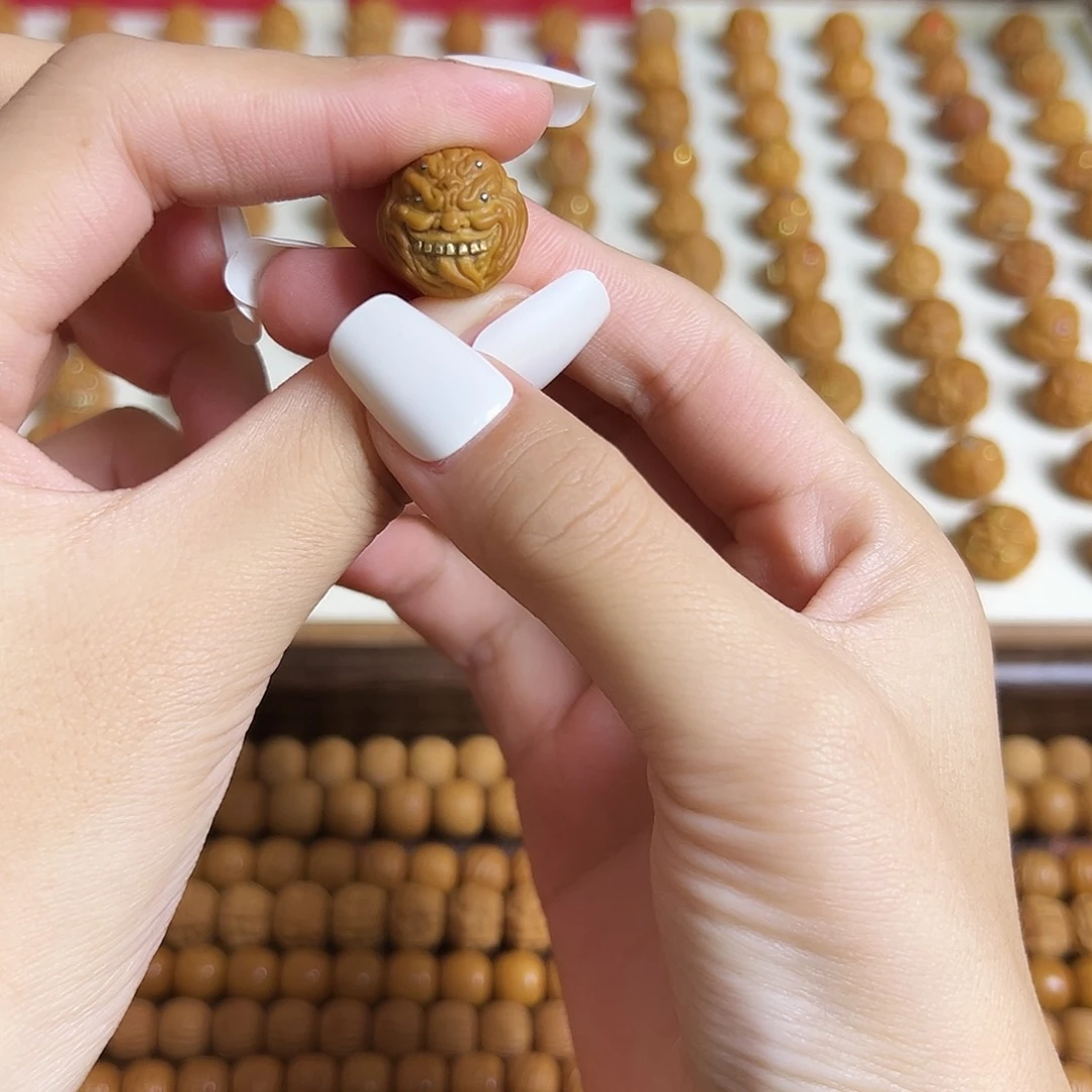 猴头核桃吊坠镶嵌单颗四目舔僧