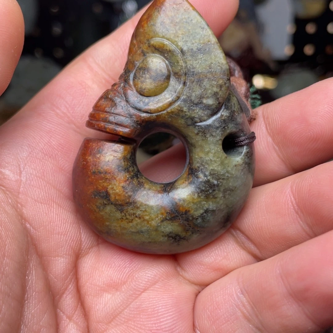 颈饰未镶嵌岫岩河磨玉（透闪石质玉）猪龙微瑕