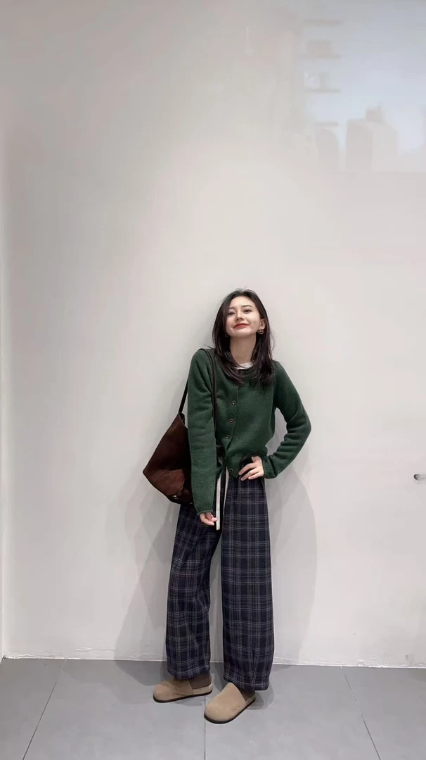 2025秋冬新款慵懒复古圆领毛衣显瘦绿色针织开衫女百搭休闲裤套装