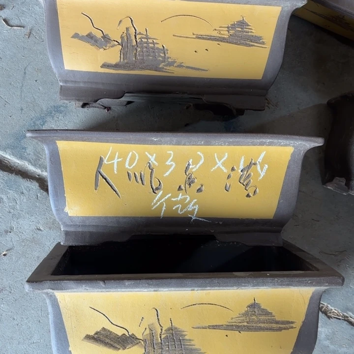 紫砂花盆100-3。      微瑕