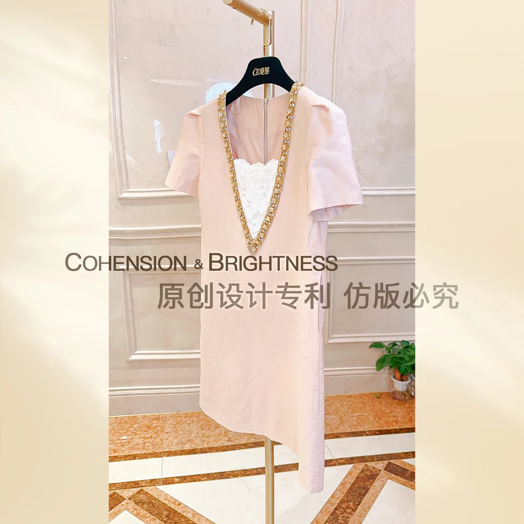 凝慧【珠韵优雅】夏季法式轻奢V领钉珠优雅气质短袖时尚连衣裙LR309