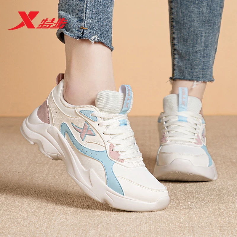 特步女鞋运动鞋阔腿裤必备鞋子女款秋冬季户外休闲鞋皮面跑步鞋女