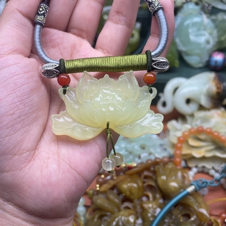 蛇纹石玉吊坠合金