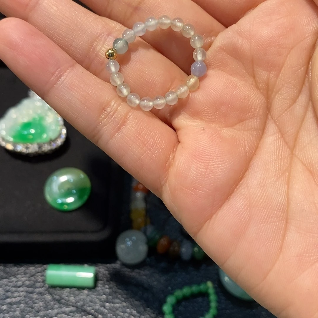 翡翠戒指未镶嵌一****姐翡翠戒圈