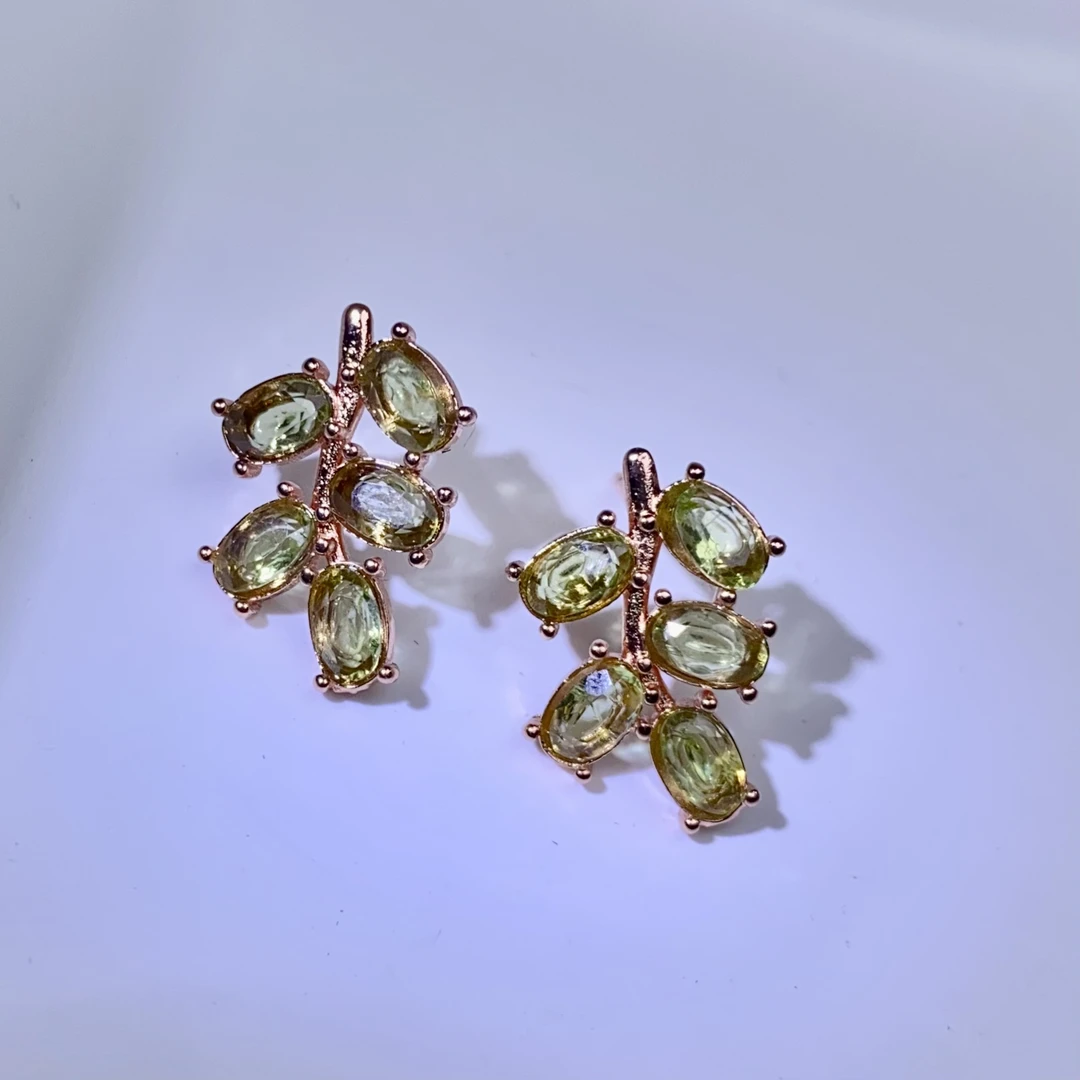 高级感纯天然橄榄石耳钉 耳朵上的生机昂然 行动力必入银耳饰