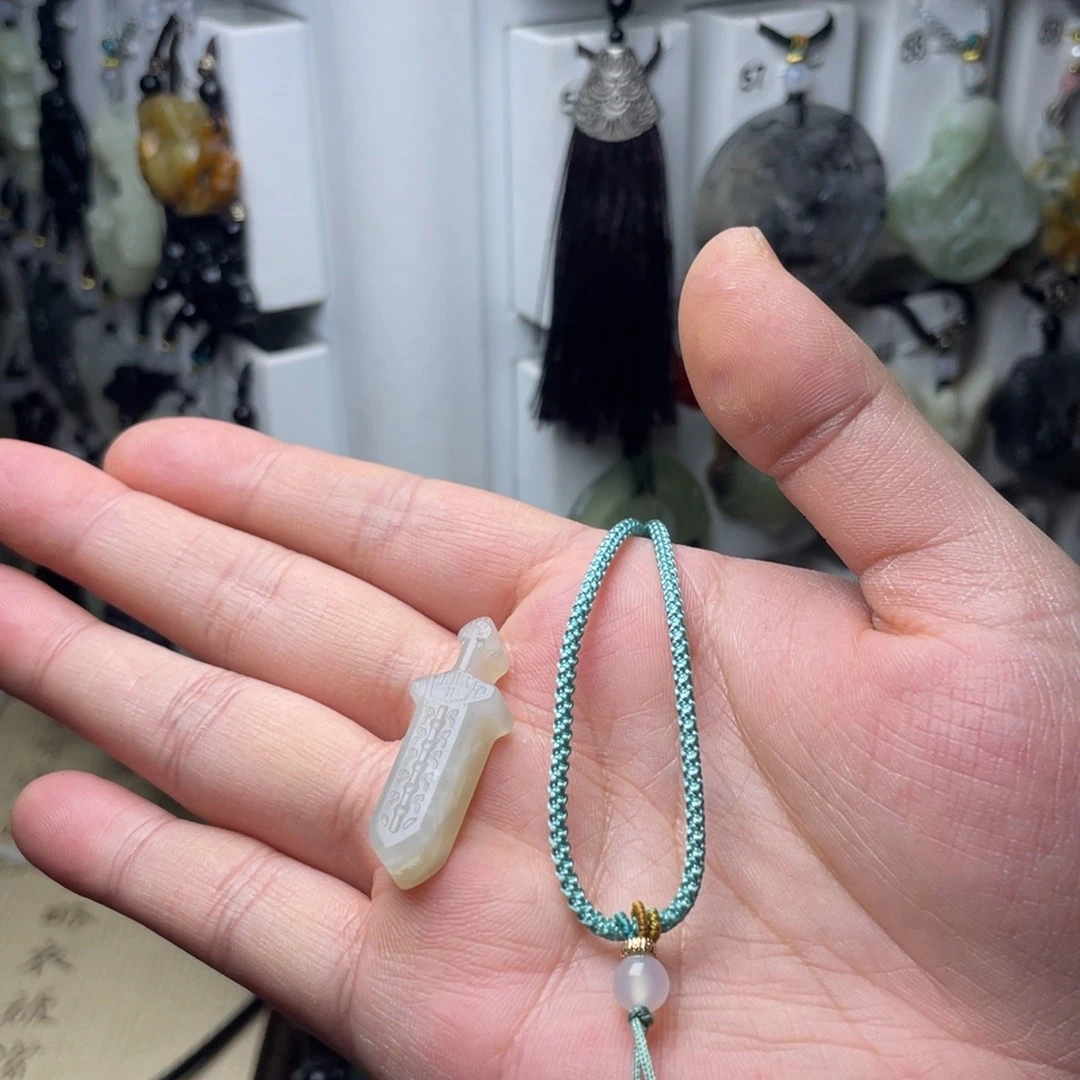 岫玉未镶嵌颈饰剑