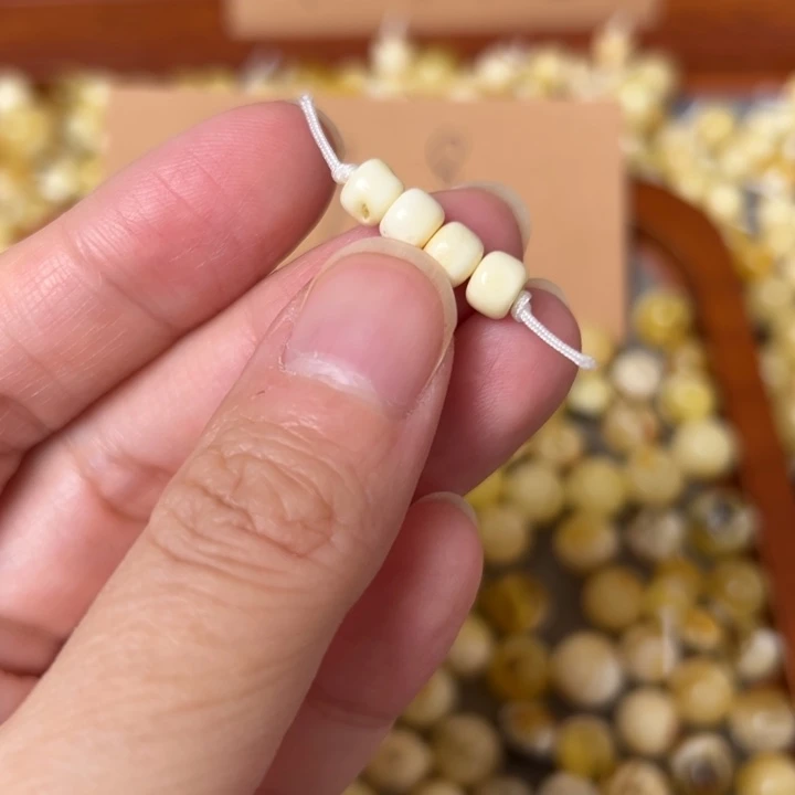 蜜蜡未镶嵌裸石5.6mm有坑