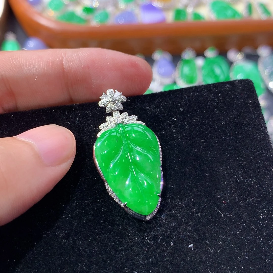 翡翠18K金镶嵌颈饰