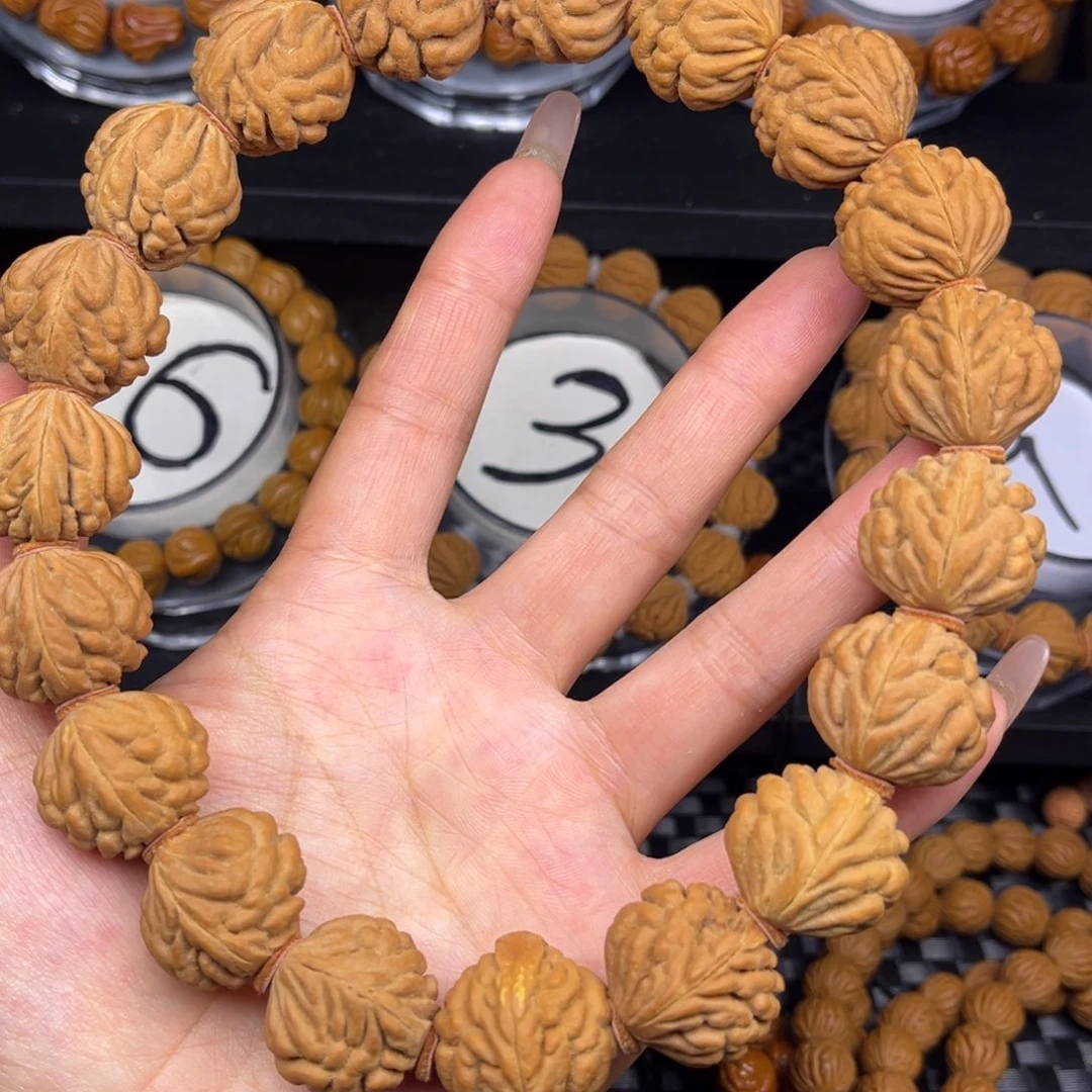 桃核吊坠豹子头手持