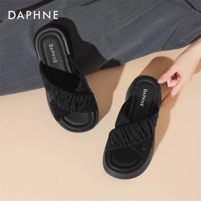 达芙妮黑色厚底一字拖鞋女2025夏季新款外穿水钻凉鞋交叉休闲凉拖