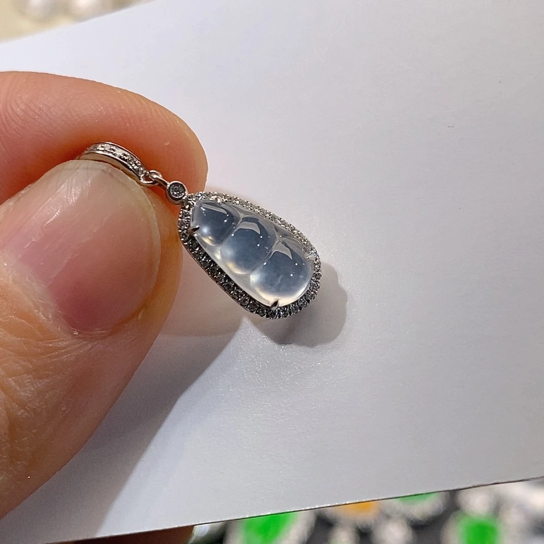 翡翠18K金镶嵌颈饰豆子