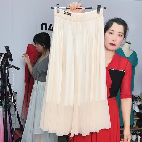 S 深米白。